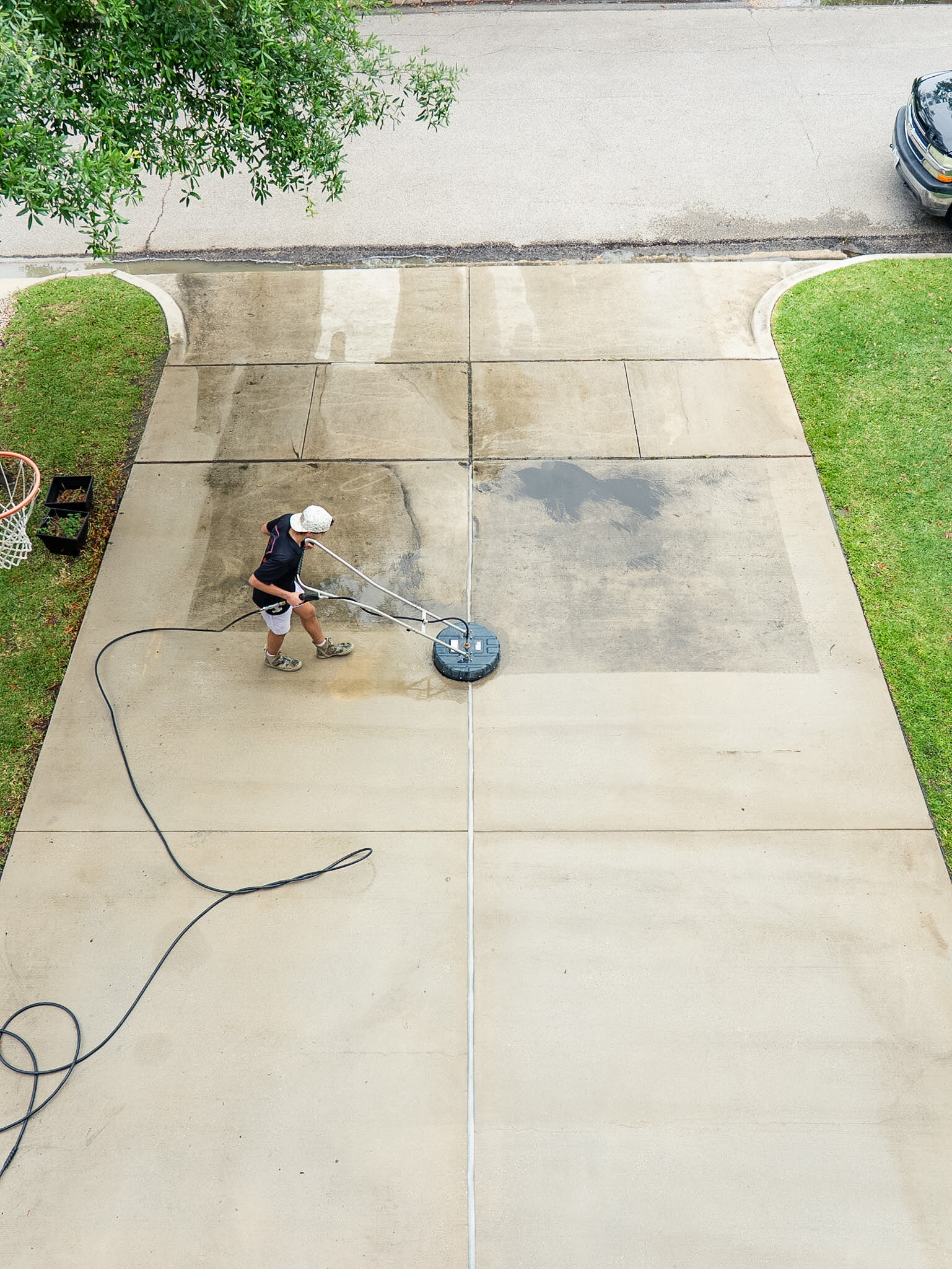Bellaire Pro Wash surface cleaning a residential driveway